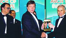 Tinus van Wyk (Grintek Ewation) receives the award from José Prieto